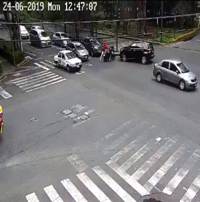 (Vídeo) Conductores afrontan a 2 asaltantes en Polanco y logran detener a uno