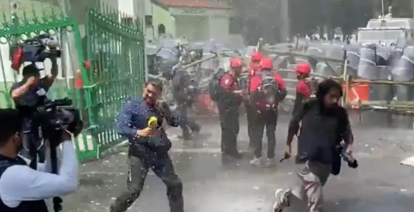 Policía militar lanza chorros de agua contra manifestantes y periodistas