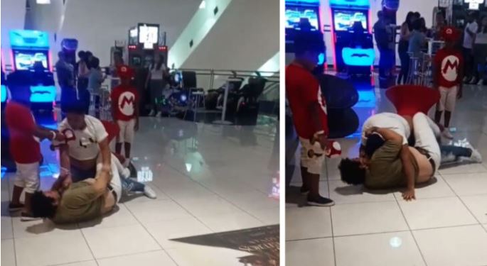 (VÍDEO) Niño separa, con un peluche de Mario Bros, a 2 papás que peleaban en el cine