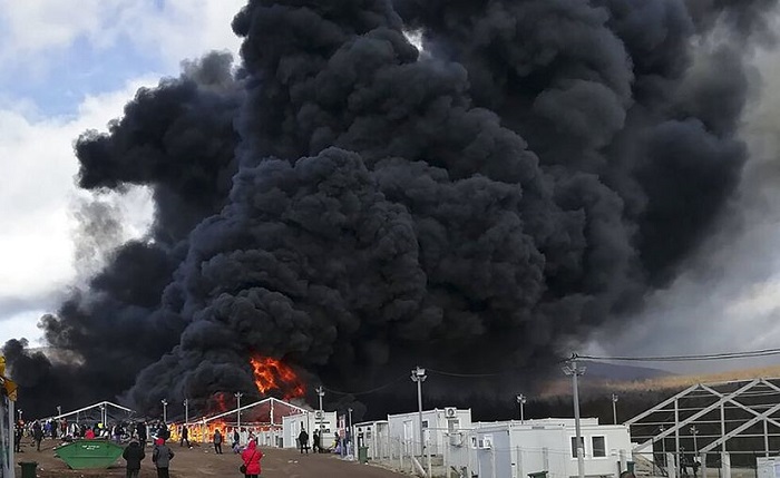 Incendio en un campamento de migrantes en Bosnia es captado en video