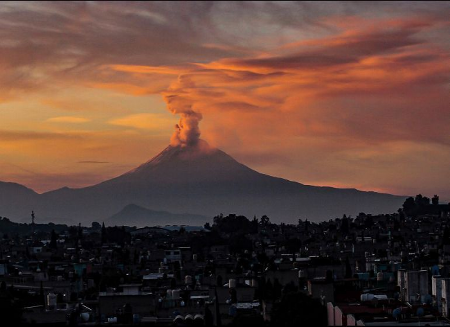 Cae ceniza del Popocatépetl en el municipio de Ecatzingo, Edomex