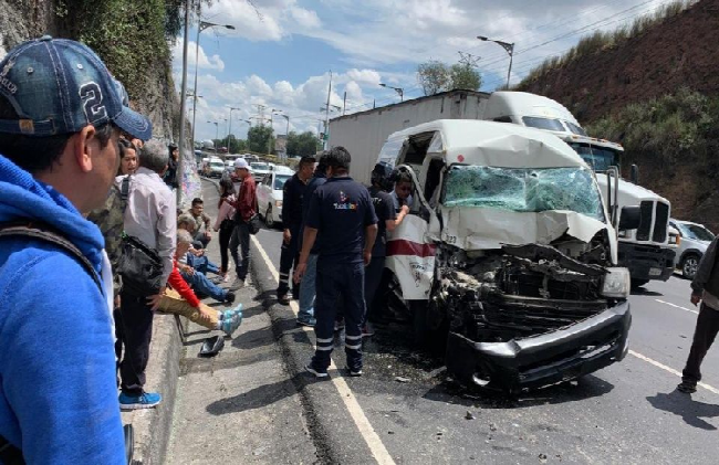 Combi choca contra camión de carga en la México-Pachuca