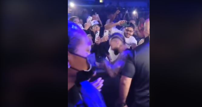 (VIDEO) Maluma da manotazo a fan y le destroza el celular