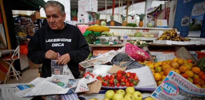 CDMX: Comerciantes usan papel y costales tras ‘fin’ de bolsas de plástico