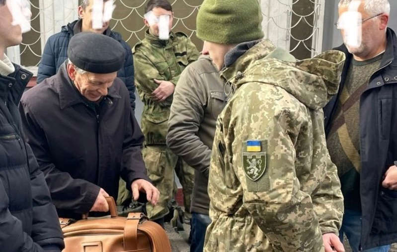 Hombre de 80 años se une a ejército de Ucrania tras invasión rusa