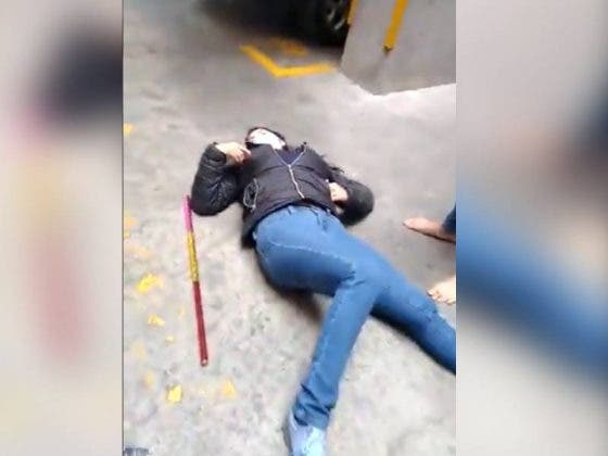 Sujeto acosa y agrede a su vecina sólo porque ‘le cae mal’