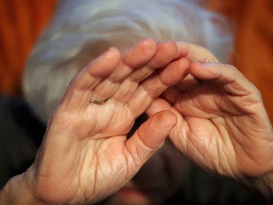 Pareja asalta a mujer de 80 años y los delincuentes creen que murió