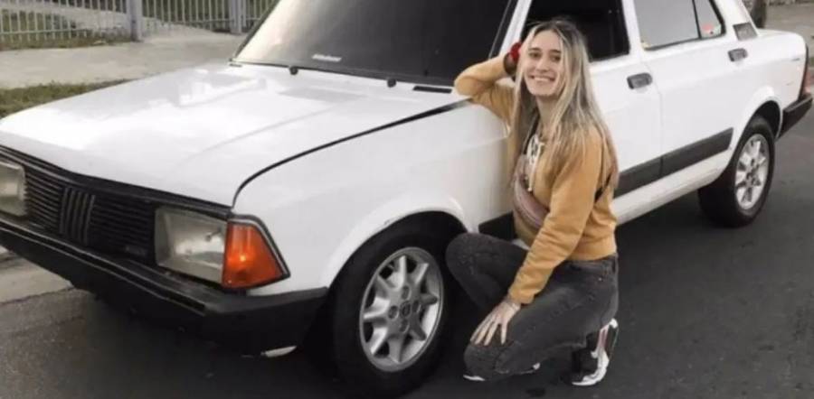 Joven compra el auto de sus sueños y se burlan de ella en redes