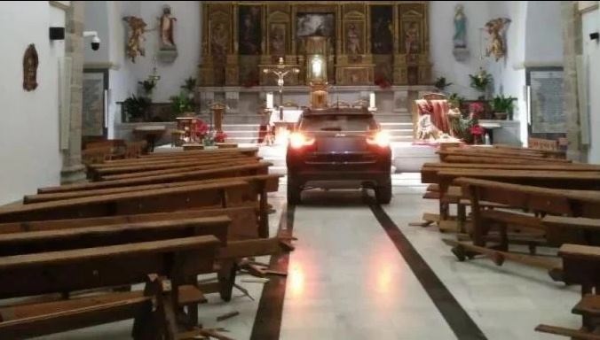 (VÍDEO) Sujeto que dice estar poseído irrumpe a una iglesia con todo y auto