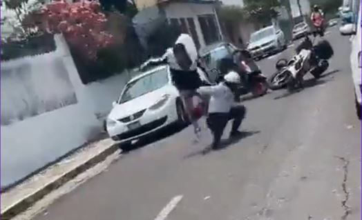 Motociclista se pasa el alto, huye y le da paliza a policía… porque puede y quiere