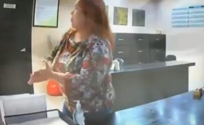 Video: Captan a mujer robando gel antibacterial en un hospital