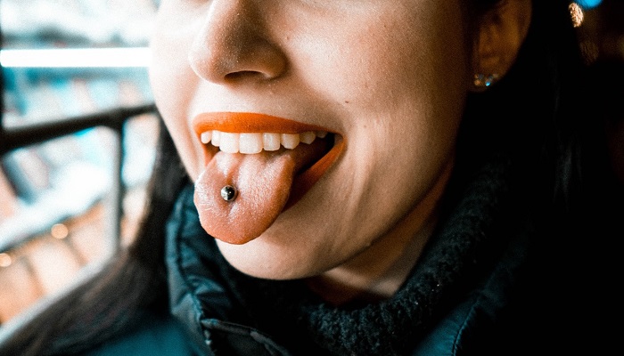 Advierten de peligroso reto viral con imanes; simulan un piercing en la lengua