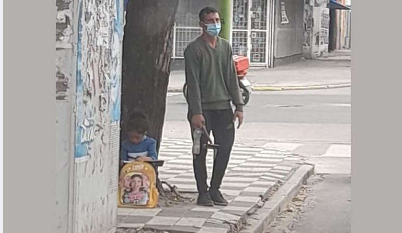 Foto de padre limpiando carros en la calle e hija haciendo tareas cambia la vida de familia