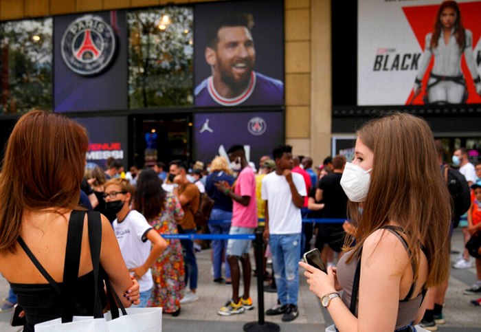 “Fieles a Leo Messi”; aficionados abandonan al Barcelona