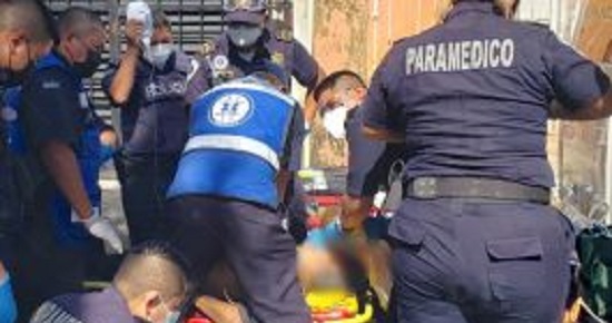 Mérida: Policía dispara a sujeto que le clavó una varilla en  la pierna