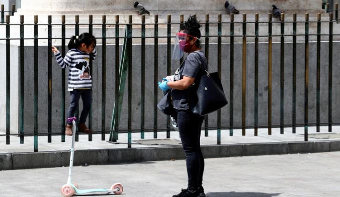 ¡De miedo! Los niños volvieron a salir a la calle en España