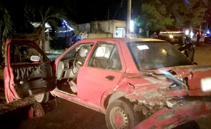 Mérida: Causa accidente en colonia del Sur y por ir ebrio casi lo linchan