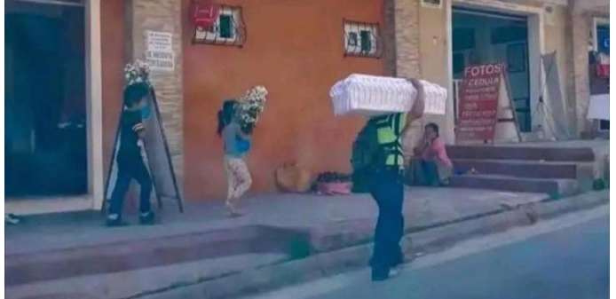 Papá carga el ataúd de su bebé para sepultarlo acompañado de sus otros hijos
