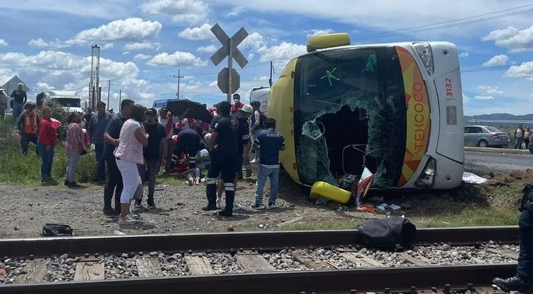 (VÍDEO) Tlaxcala: Tren arrolla a autobús que intentó ganarle el paso: Tres muertos