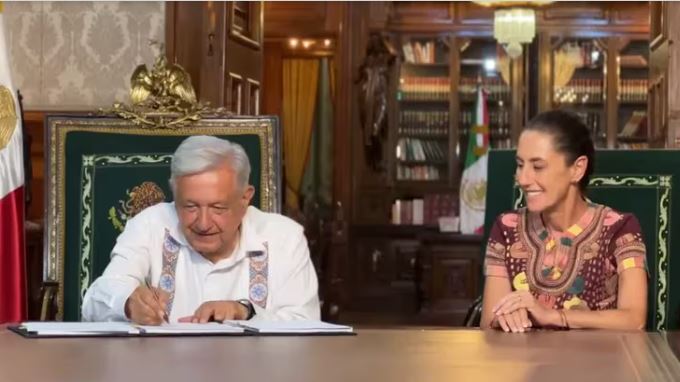 AMLO promulga la Reforma destructiva del Poder Judicial; Sheinbaum es testigo