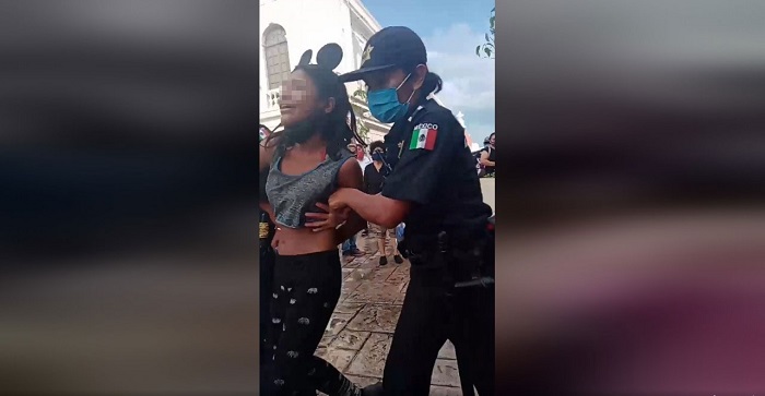 (VIDEO):  Arrestan a niña de 11 años en el centro de Mérida sin causa aparente