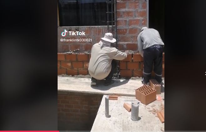 (VÍDEO) Termina de construir su casa y deja sin puerta ni ventanas al vecino