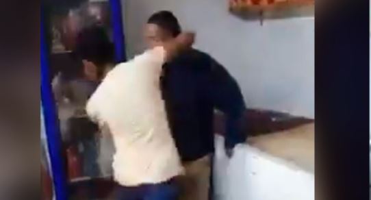 (Vídeo) CDMX: Sujeto golpea a joven con síndrome de Down, buscan al agresor