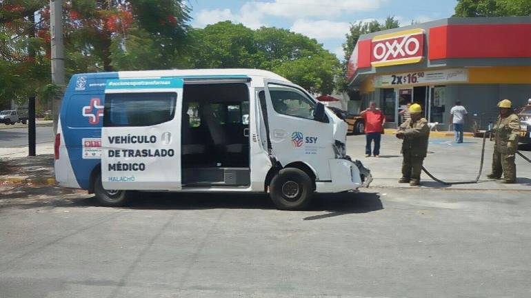 Chofer destruye ambulancia de Halachó tras chocar en la Itzaes