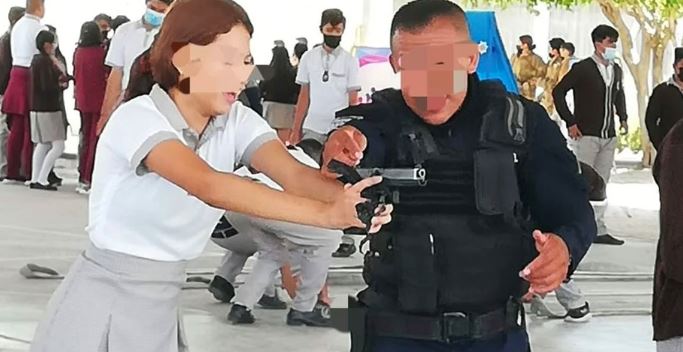 Guanajuato: Policías "prestan" armas a estudiantes de secundaria