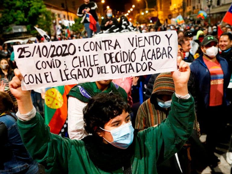 Chile vota por nueva constitución; cambian la de Pinochet