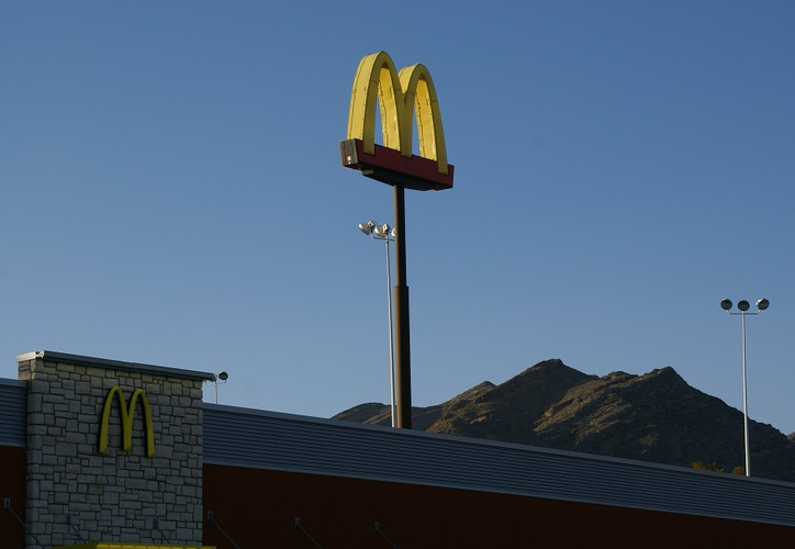 (VIDEO) Vvigilantes de seguridad de McDonald's patea a joven en la cara