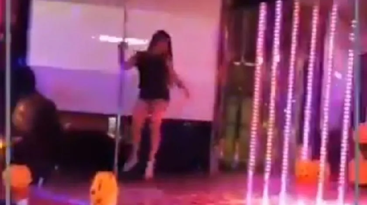 En Mérida con diminuto vestido, mujer baila en table dance "Un Violador en tu Camino"
