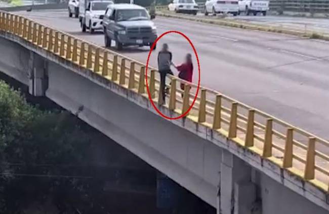 (VIDEO) Mujer evita suicidio en Zapopan