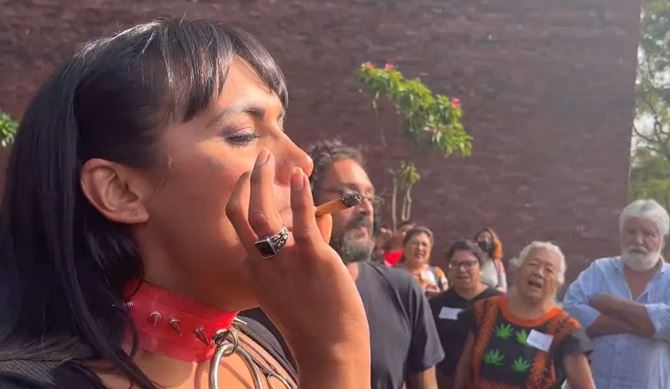 VÍDEO: Diputada trans fuma un "churro" de mariguana afuera del Congreso