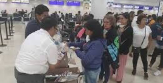 Caos en el aeropuerto de Cancún por miles de turistas varados