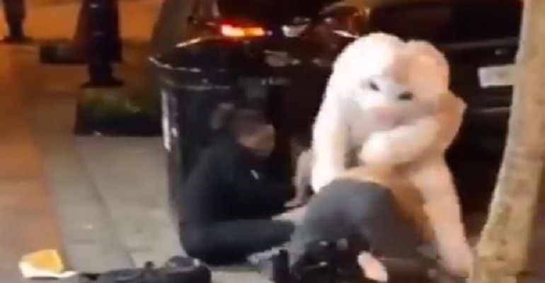 (VIDEO) Conejo de Pascua y pareja protagonizan pelea en la calle