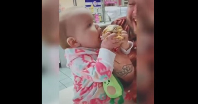 Vídeo: Curiosa reacción de una bebé probando helado por primera vez