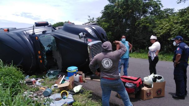 Trailer vuelca en el tramo Tizimín-Buctzotz