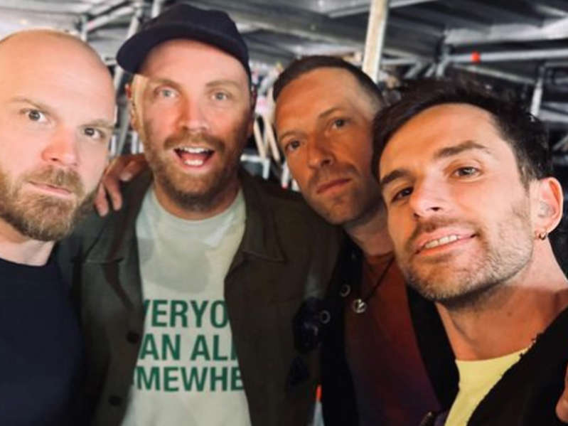 Coldplay pausa concierto para pedir a fans que guarden sus celulares y disfruten