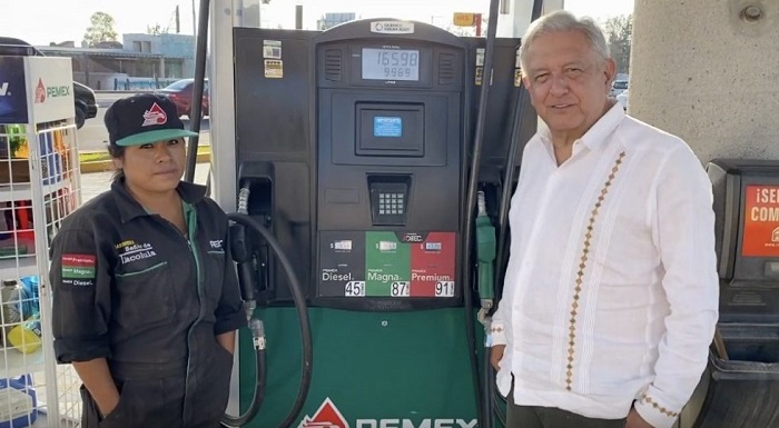 La gasolina ha bajado y López Obrador pide a gasolineros que "no le aumenten"