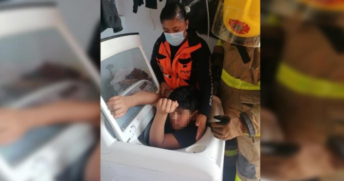 ¡Peligrosa travesura! Niño queda atrapado en lavadora en Puebla