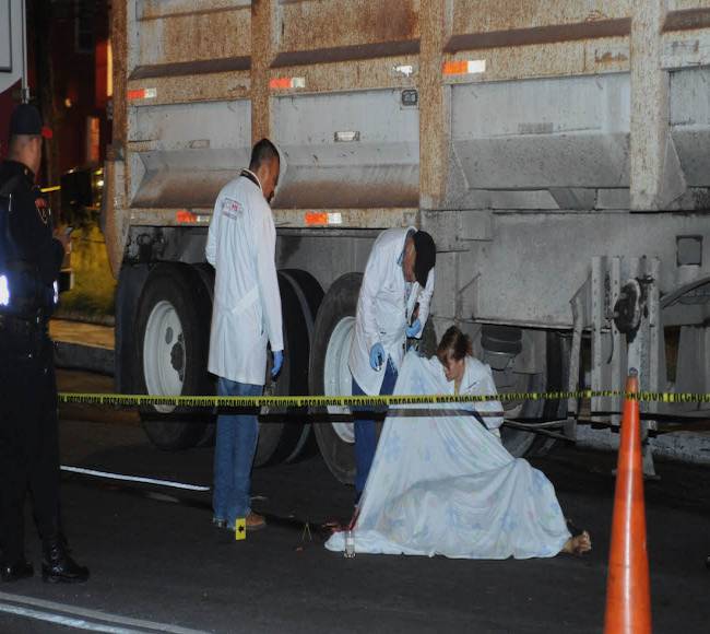 Saltó de un camión en movimiento para evitar asalto, pero muere atropellada