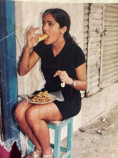 Foto de Salma Hayek comiendo tacos en la calle se vuelve viral