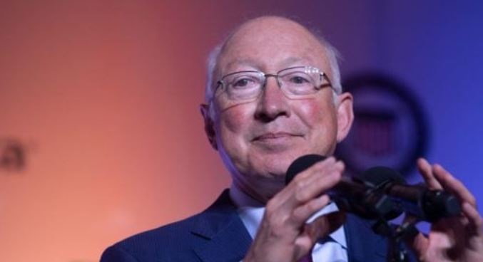 Embajador Ken Salazar da positivo a Covid-19; la semana pasada se reunió con AMLO