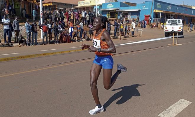 Uganda despide a deportista que murió quemada con gasolina por su pareja