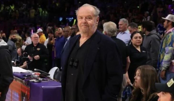 Lejos de las cámaras Jack Nicholson reaparece en la NBA y algo en su look llamó la atención