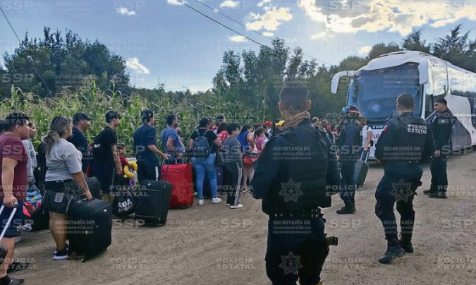 Rescatan en Durango a 165 turistas retenidos por hombres armados