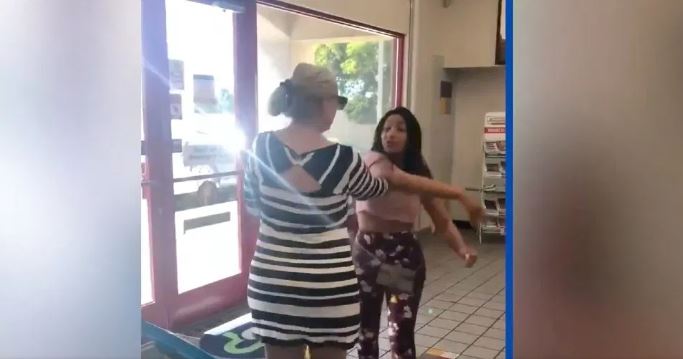 Mujer da cachetada a quien le decía insultos racistas en tienda de EE.UU.