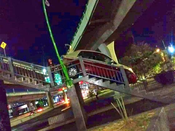 Taxista ebrio baja escaleras de un puente peatonal con todo y su auto
