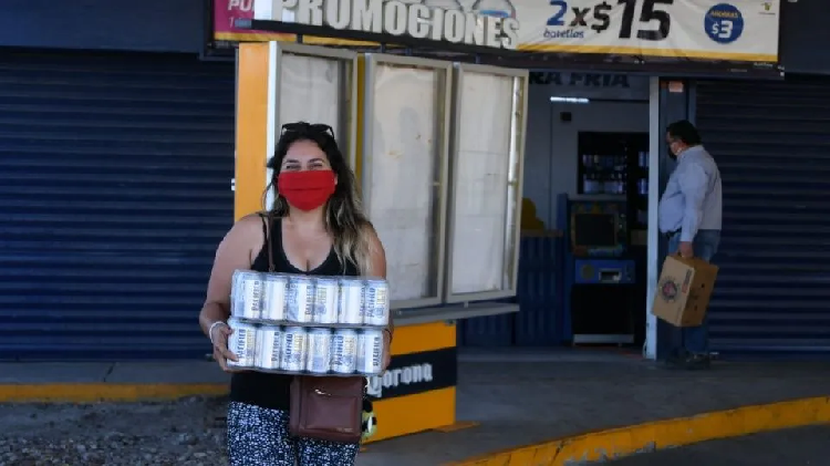 Con colas inicia la venta de cerveza en Sinaloa, tras ley seca